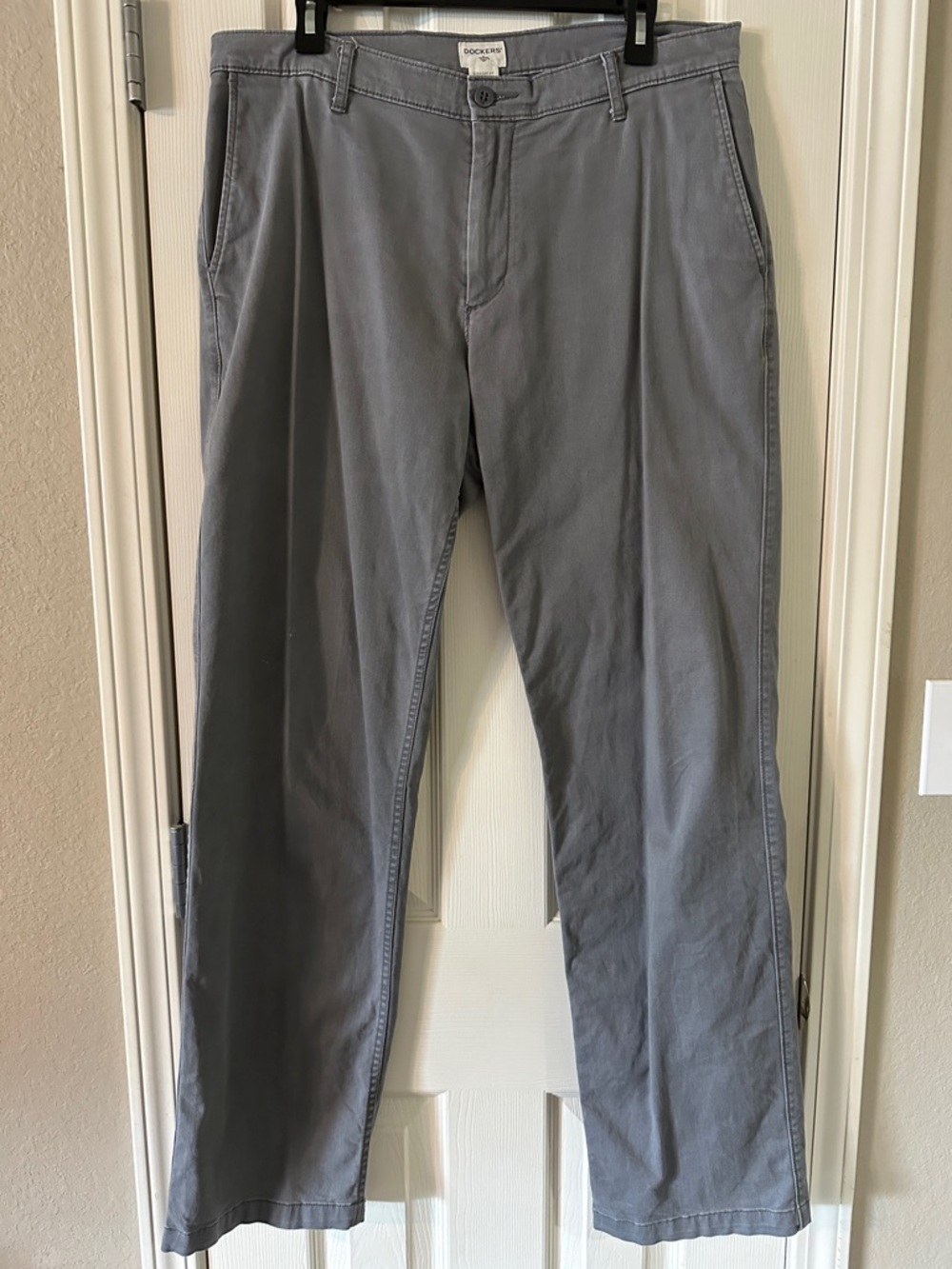 Dockers Men's Straight Chinos in Gray